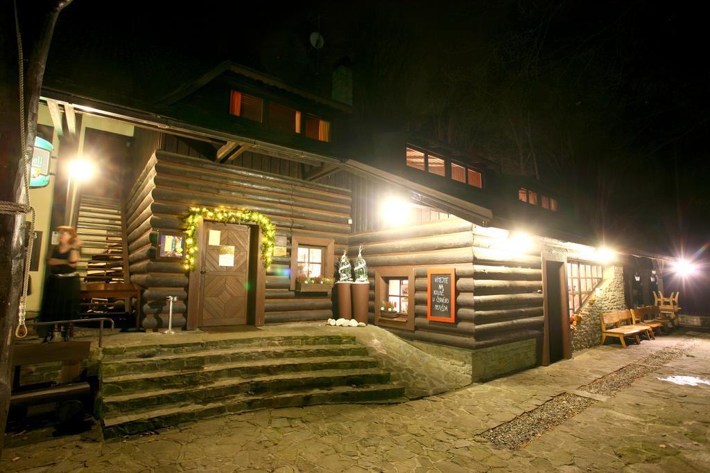 Hotel Koliba U Cerneho Medveda Zlín Esterno foto